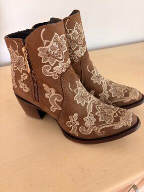 Cuadra Womens Boots NWOT